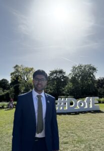 Zain attending the award ceremony at Buckingham Palace.